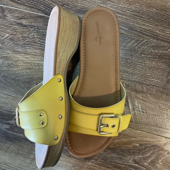 Kora Faux Wood Bottom Sandals- Universal Thread - Picture 2 of 4